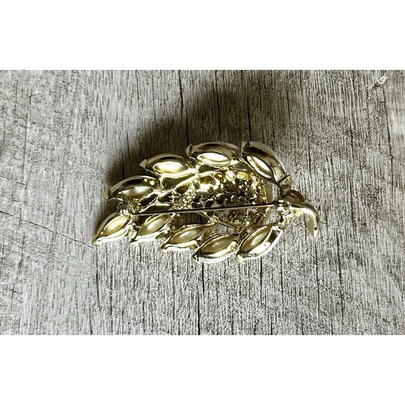 Rare Beautiful Vintage WEISS Milk Glass Brooch Pin Gold Tone Leaf Pattern - Picture 5 of 9